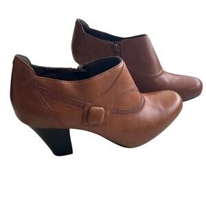 Clarks Bendables Brown Leather Ankle Booties Square Button Heel | Women’s 9.5